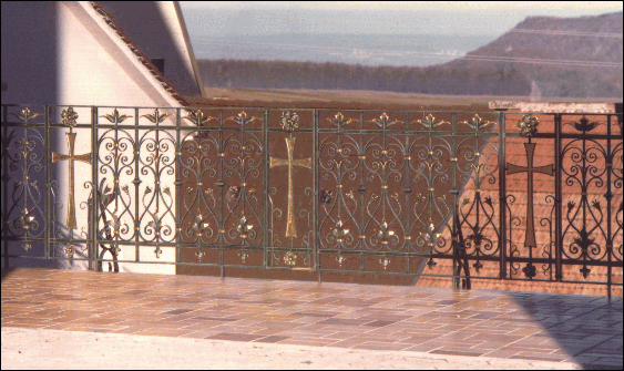 Gitter in Salmendingen zwischen Kirche und   Pfarrhaus. Es wurde aus dem ehemaligen gebogenen Chorgitter gefertigt 
  und mit den Kreuzen ergänzt.